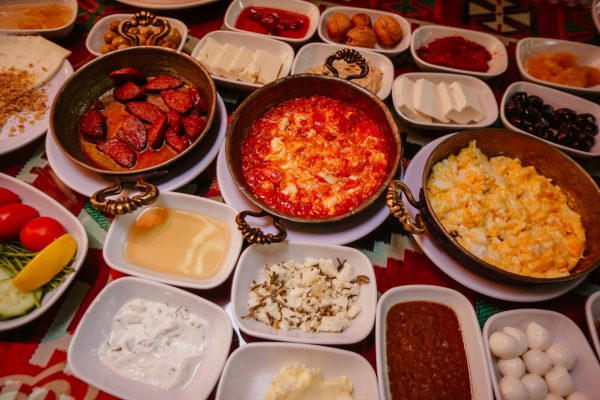 Çaydanlıkta Felsefe: Türk Kahvaltısının Anlamı Üzerine